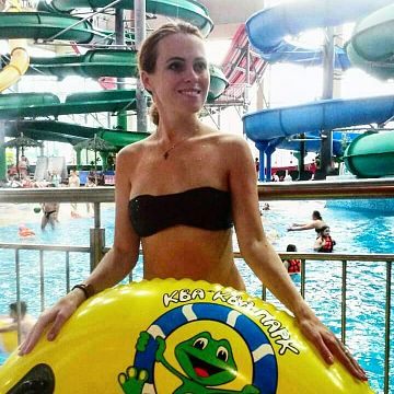 Девушка с татуировками в аквапарке в Москве и откройте для себя